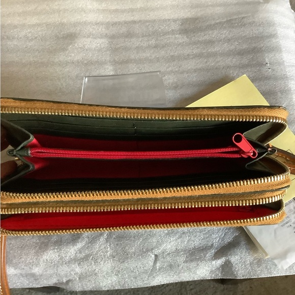 Dooney and Bourke wristlet - Picture 2 of 4